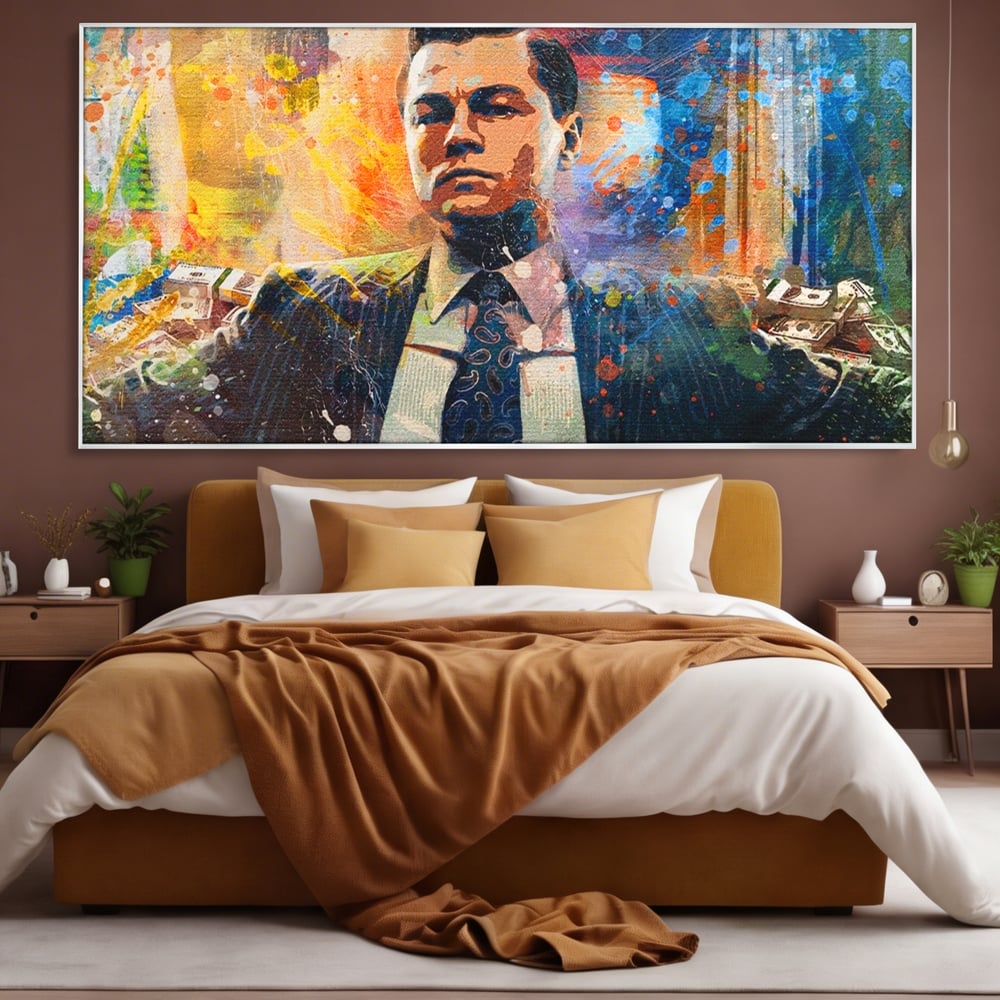 Tablou canvas cu tablou canvas cu leonardo dicaprio si bani, in rama de aluminiu argintiu, pe perete intr-un dormitor
